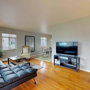 4 Bed + More Quiet Neighborhood Holiday home