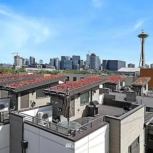 Deactivated- Rooftop Patio With Grill 2br 3ba Central, Walkable Location Holiday home
